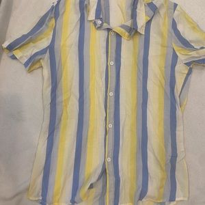 Men’s casual short sleeve casual lightweight shirt.